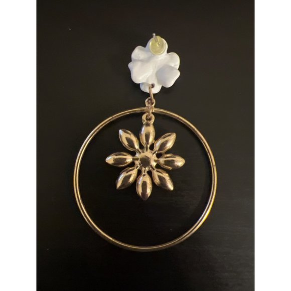 VTG Flower Earrings - Picture 5 of 5